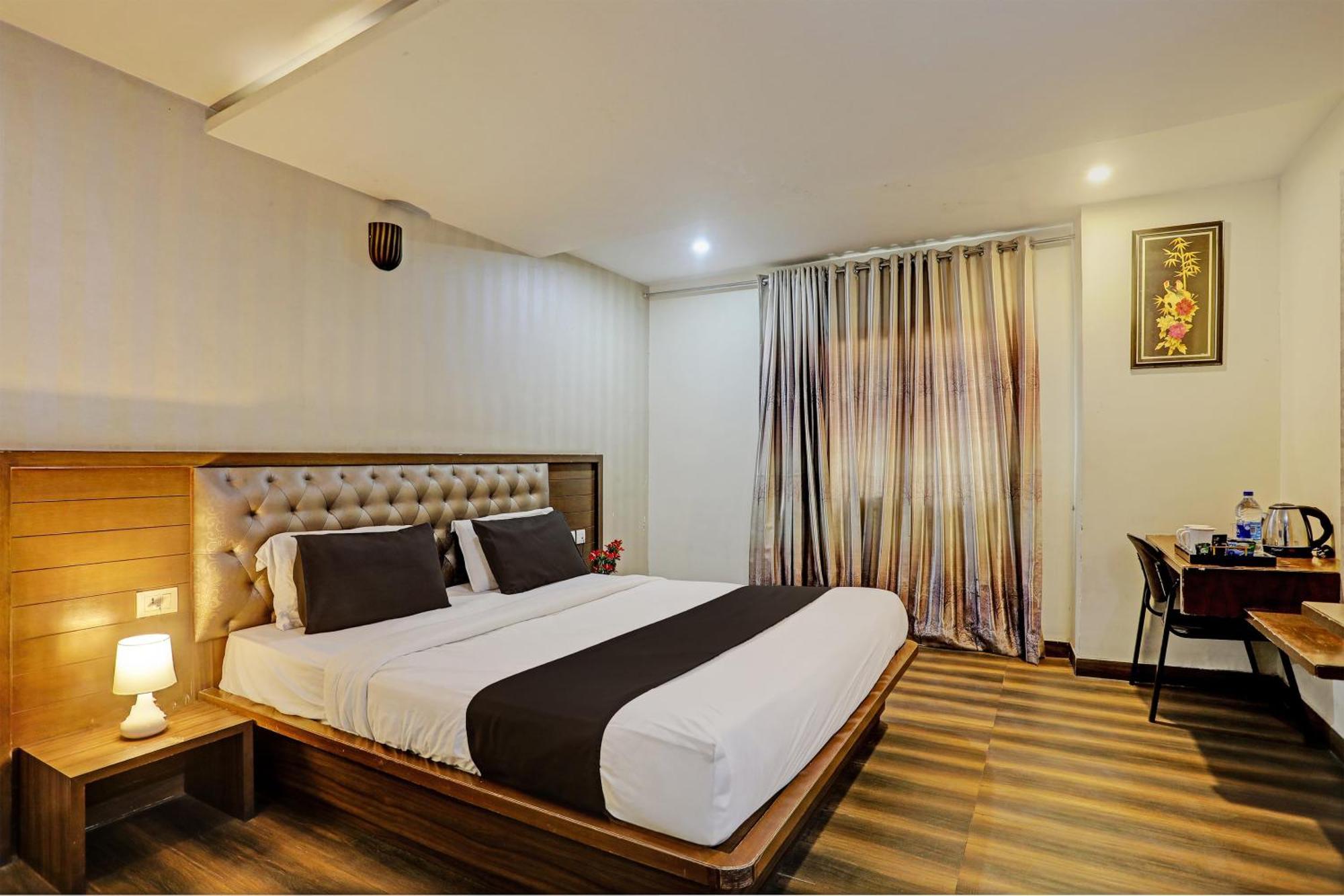 Capital O Surabhi Elite Near Miraj Cinemas - Shalini Shivani Sururnagar Exterior foto