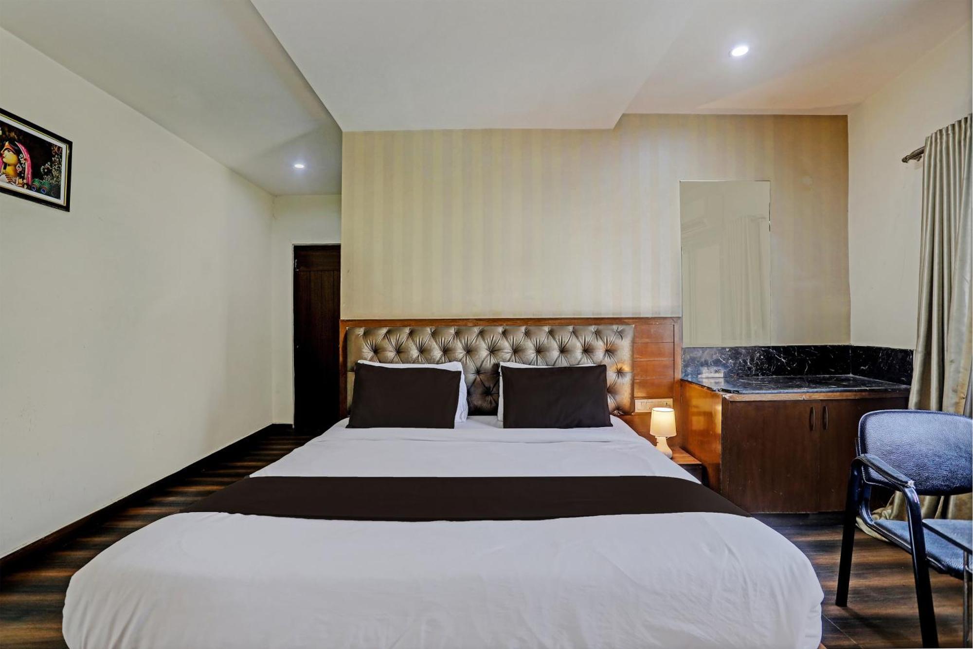 Capital O Surabhi Elite Near Miraj Cinemas - Shalini Shivani Sururnagar Exterior foto
